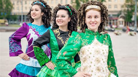 tipica mujer irlandesa|Vestimenta irlandesa para mujer: tradición y estilo en cada puntada